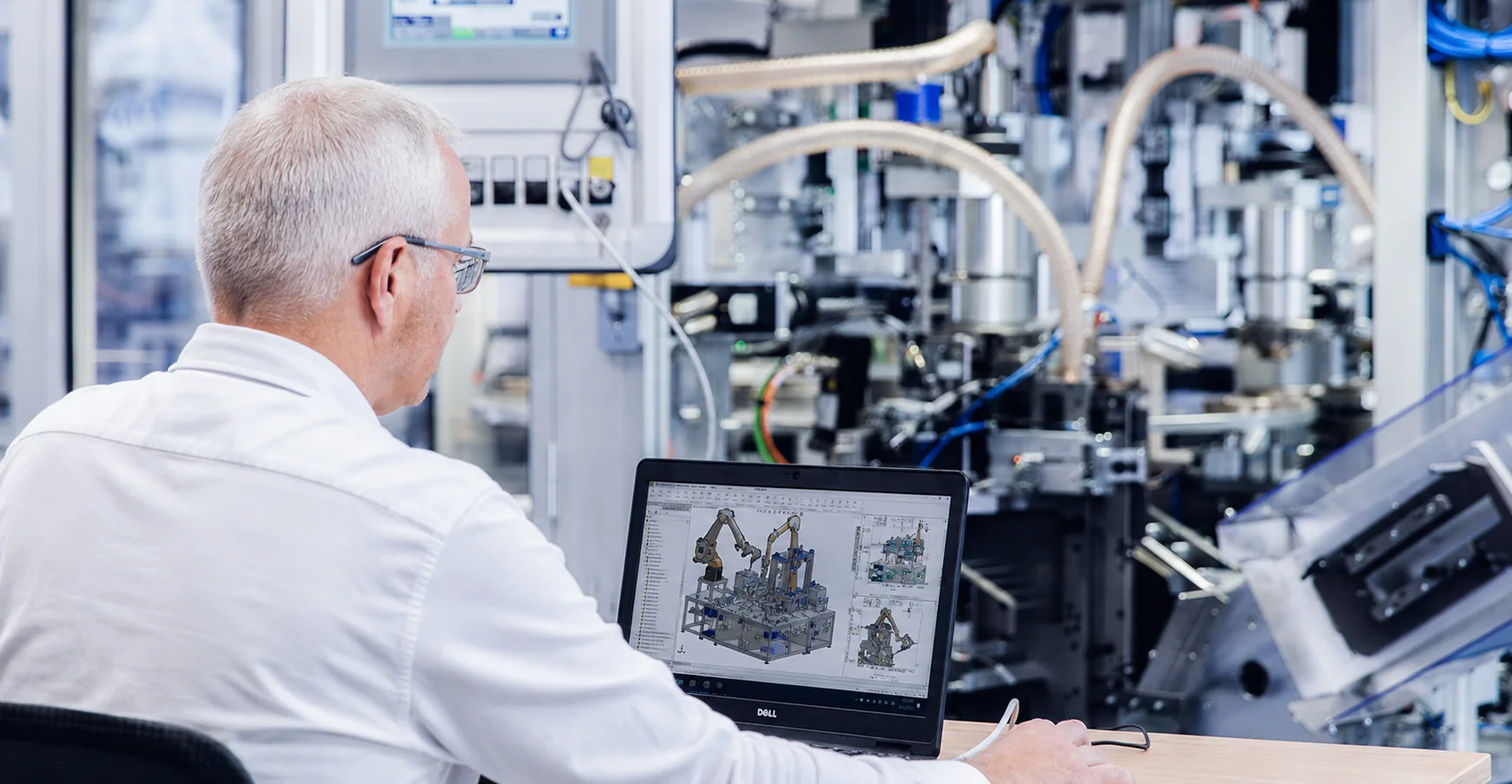 Engenheiro desenvolvendo uma máquina especial para automação industrial